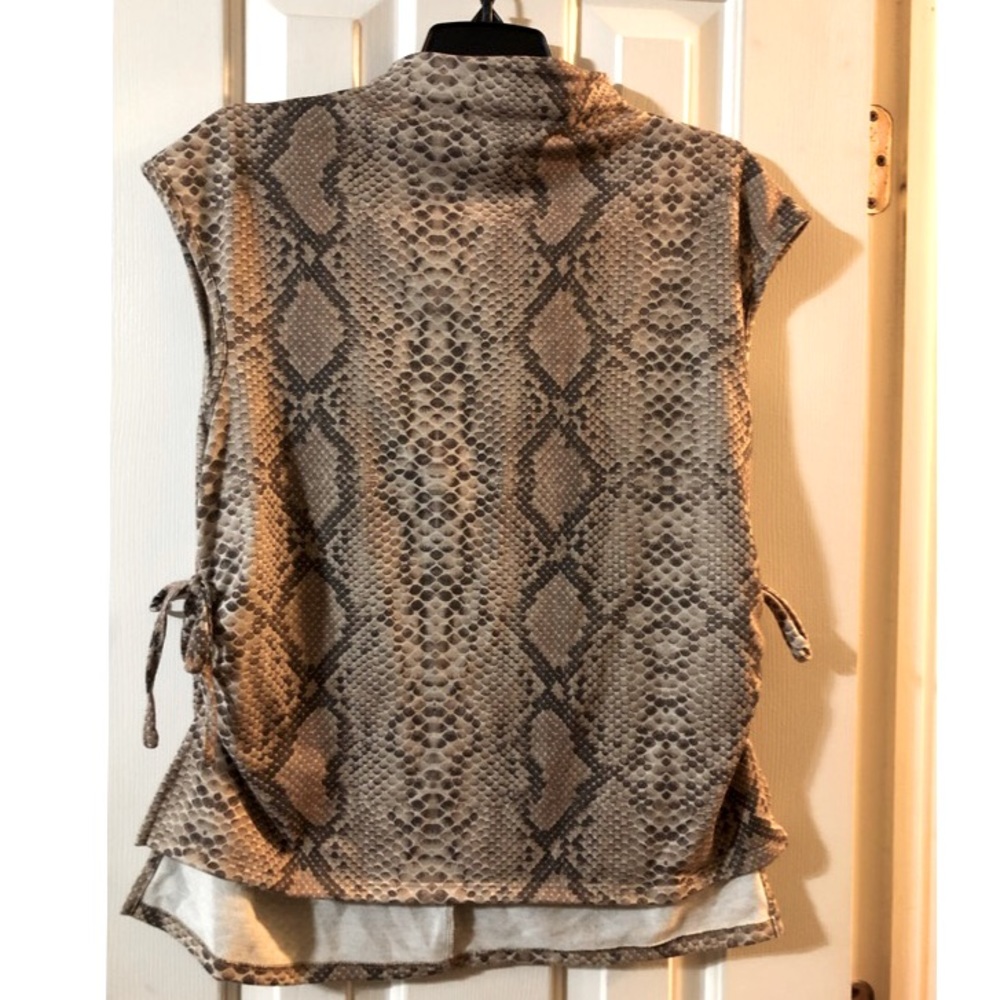 NY&CO Snakeskin Sleeveless Top; Size: M